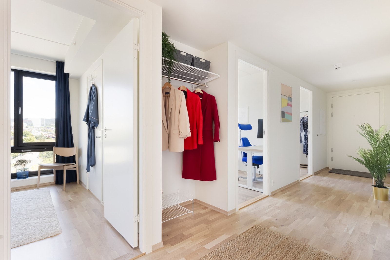 Entréen har god plass til knaggoppheng og oppbevaringsmøblement. Galleribilde
