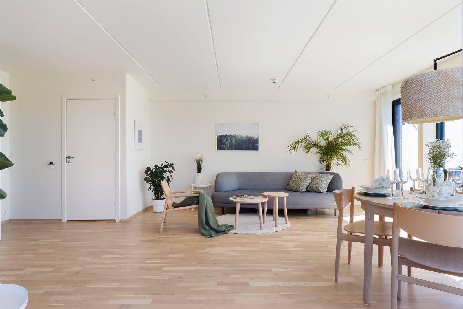 I stuen har du naturlige soner for møblering. Her har du plass til en stor sofa, salongbord og tilhørende mediemøblement. Galleribilde