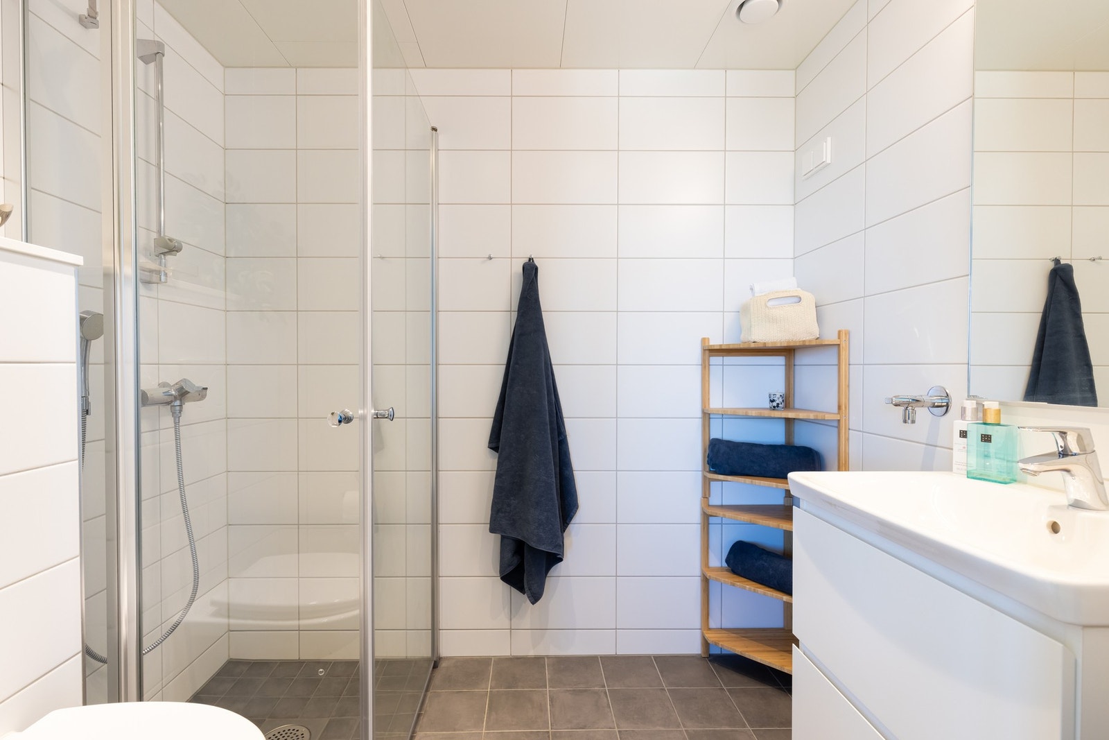 Fra hovedsoverommet har du direkte tilgang til baderom nummer to som fungerer som et privat og praktisk en-suite bad. Galleribilde