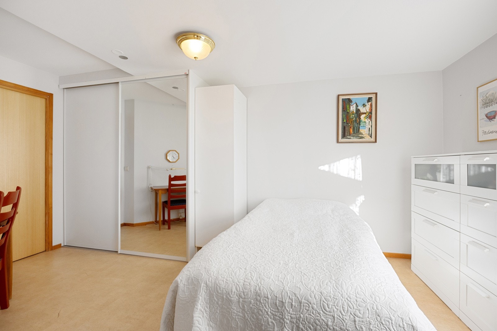 Fra soverommet er det egen inngang til baderom. Galleribilde