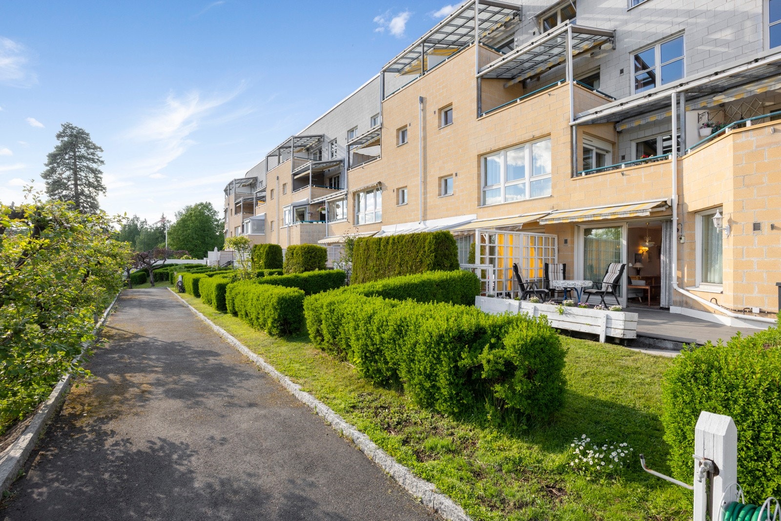 Borettslaget har velholdte utearealer med variert beplantning, fellesterrasser for selskapligheter. Galleribilde