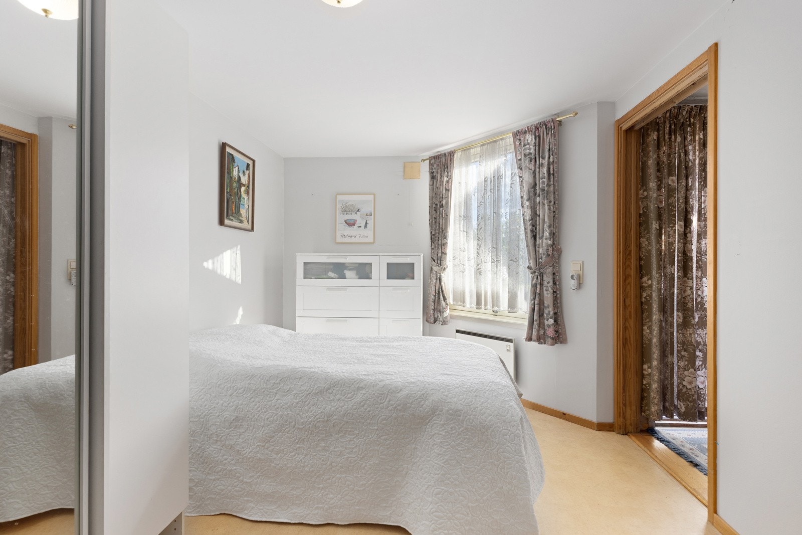Romslig soverom med plass til dobbeltseng, nattbord og kontorplass. Galleribilde