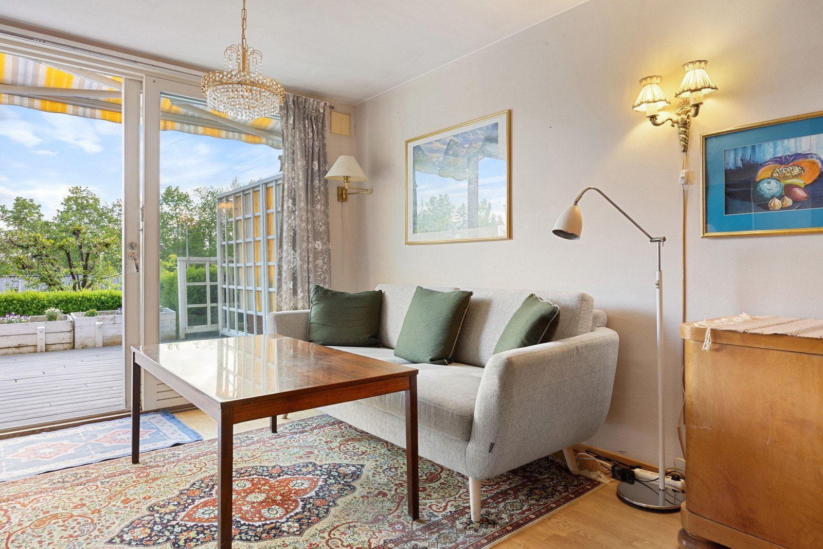 Stuen er lys og trivelig og har utgang til en stor markterrasse. Galleribilde