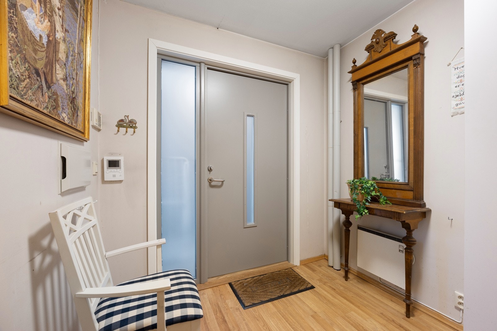 Hyggelig, lukket entré med plass til yttertøy og sko samt entréstol. Galleribilde