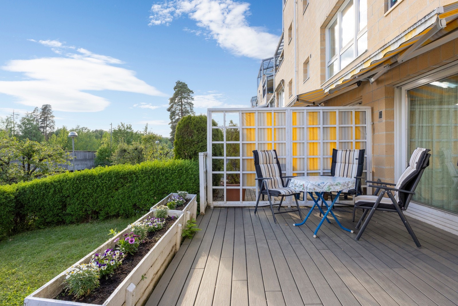 Fra stuen er det utgang til en flott solrik terrasse med helt nyterrasseplatting. Galleribilde
