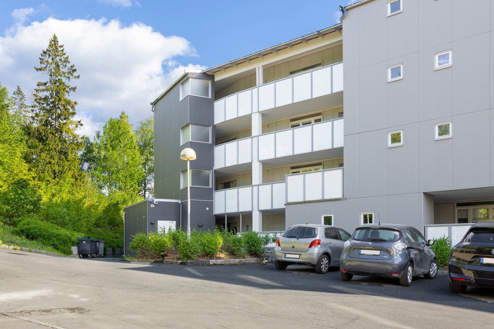 Enkel adkomst med bil rett utenfor inngang samt enkel adkomst fra garasjeanlegget. Galleribilde
