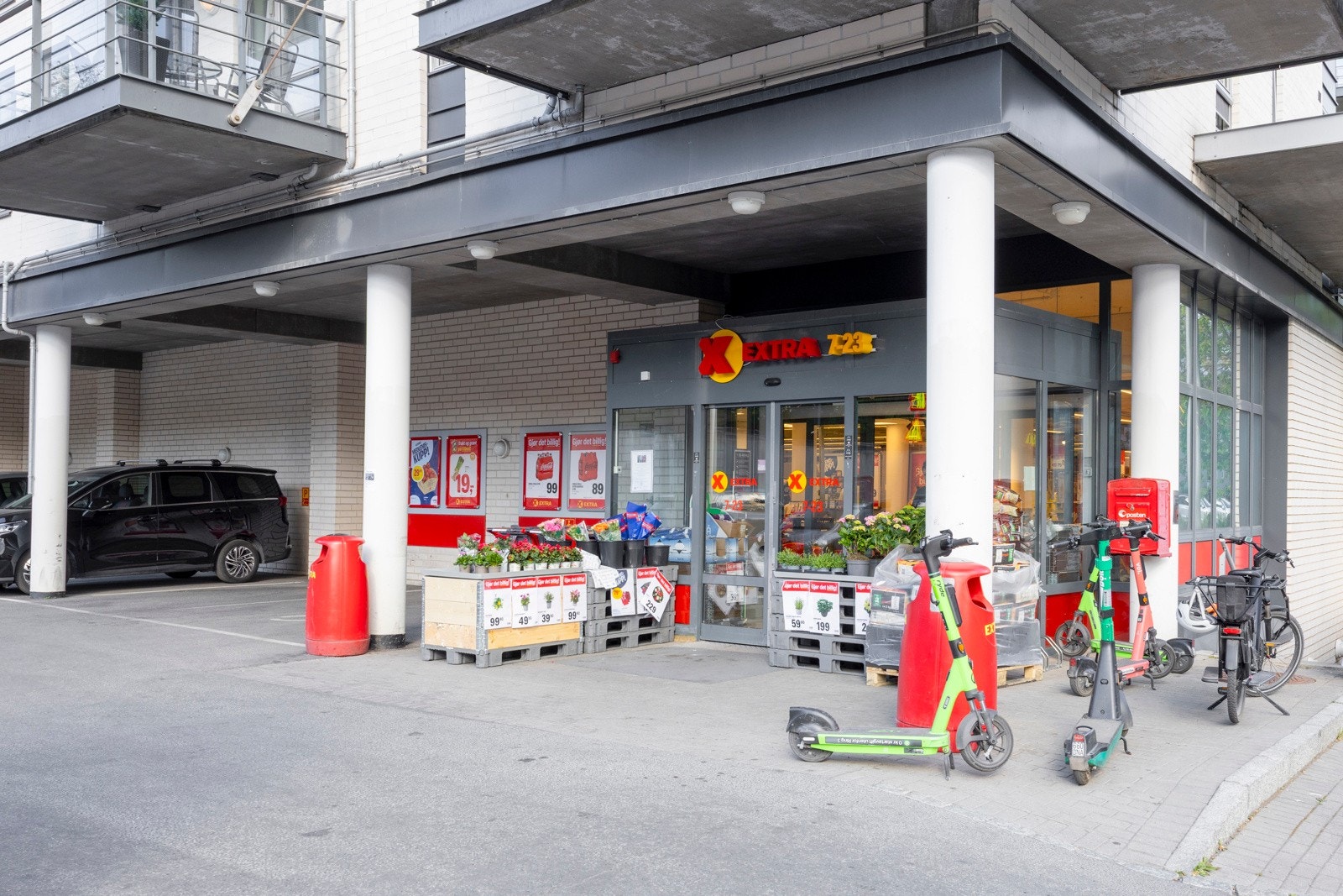 På hjønet ved innkjøringen til borettslagt ligger Coop Extra med bra utvalg av dagligvarer. Galleribilde