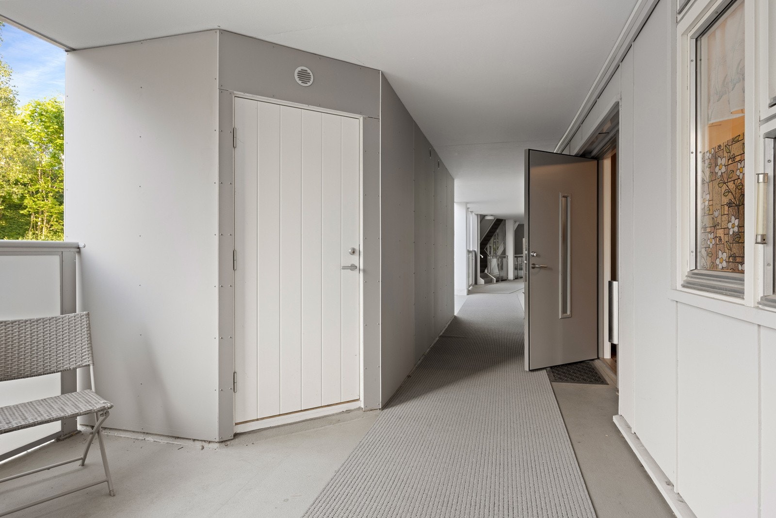 Meget praktisk med bod rett på utsiden av leiligheten pluss bod i kjeller. Galleribilde