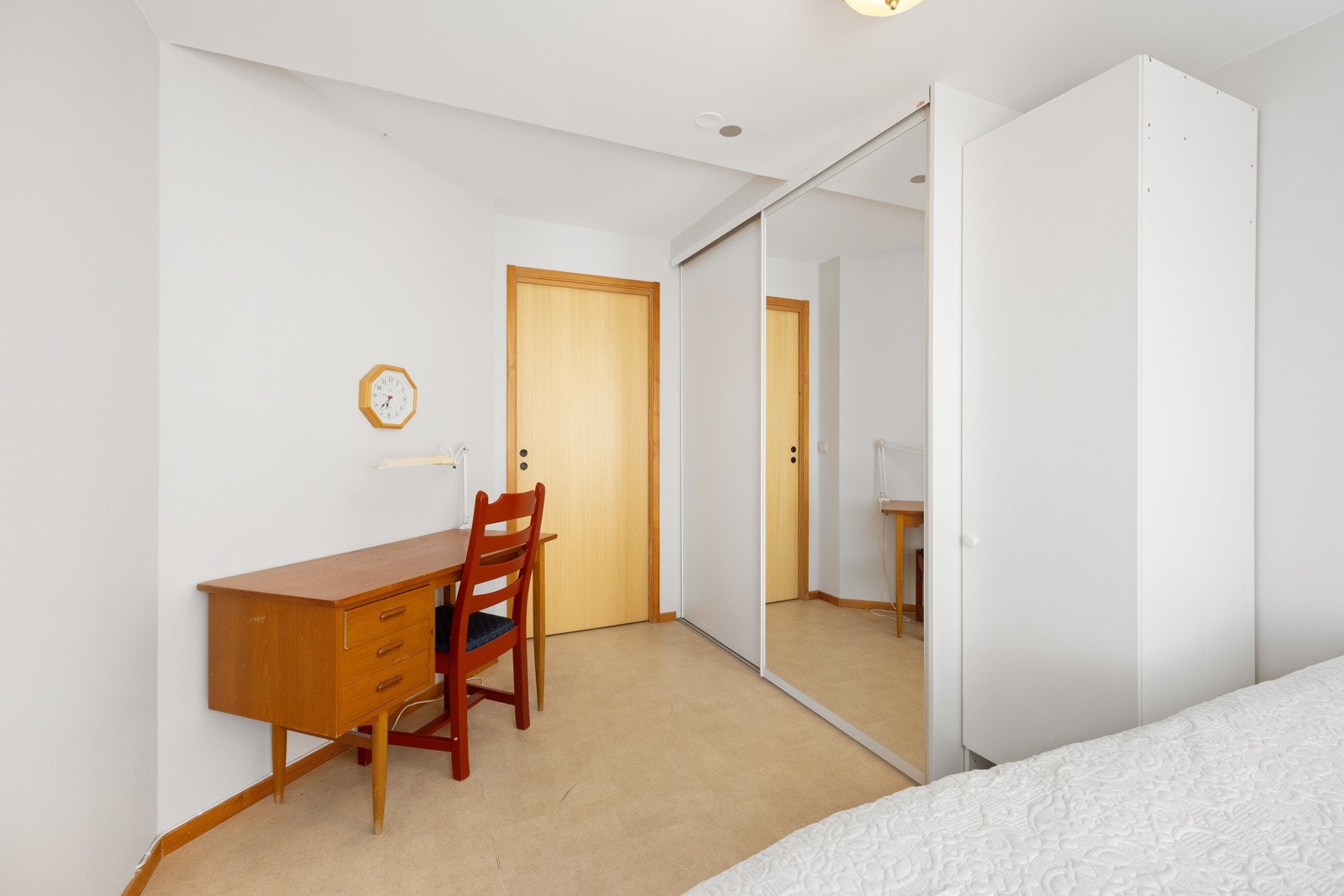 Det følger med skyvedørsgarderobe og løst skap. Galleribilde