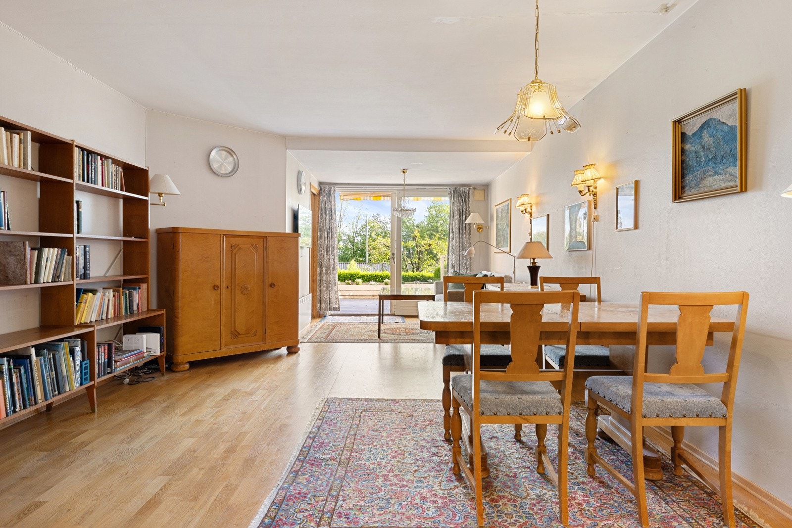 Stuen er lett å møblere med både sofagruppe, spisestue og har godt med veggplass for bokhyller og bilder. Galleribilde