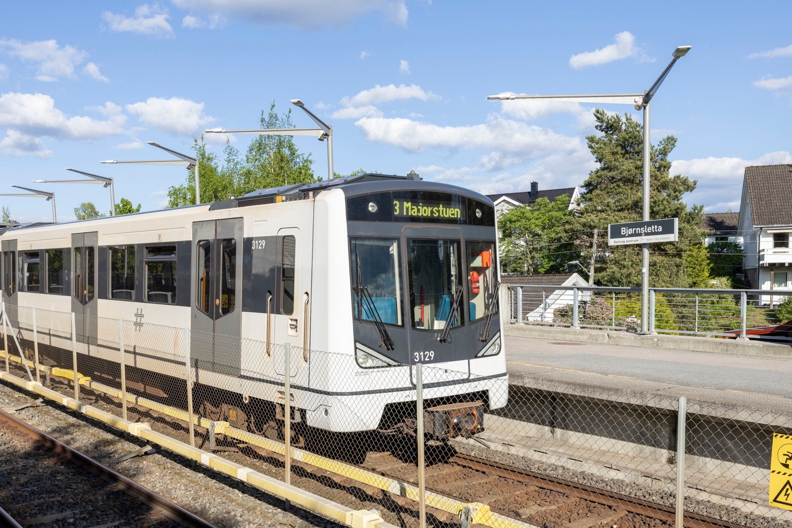 Bjørnsletta T-banestasjon ligger få minutters gange unna med Galleribilde
