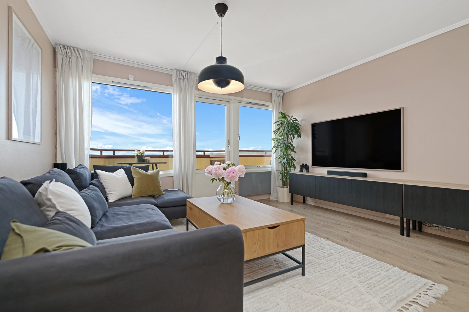 Det er flere møbleringsmuligheter i stuen med plass til både tv-møblement og spisebord. Galleribilde