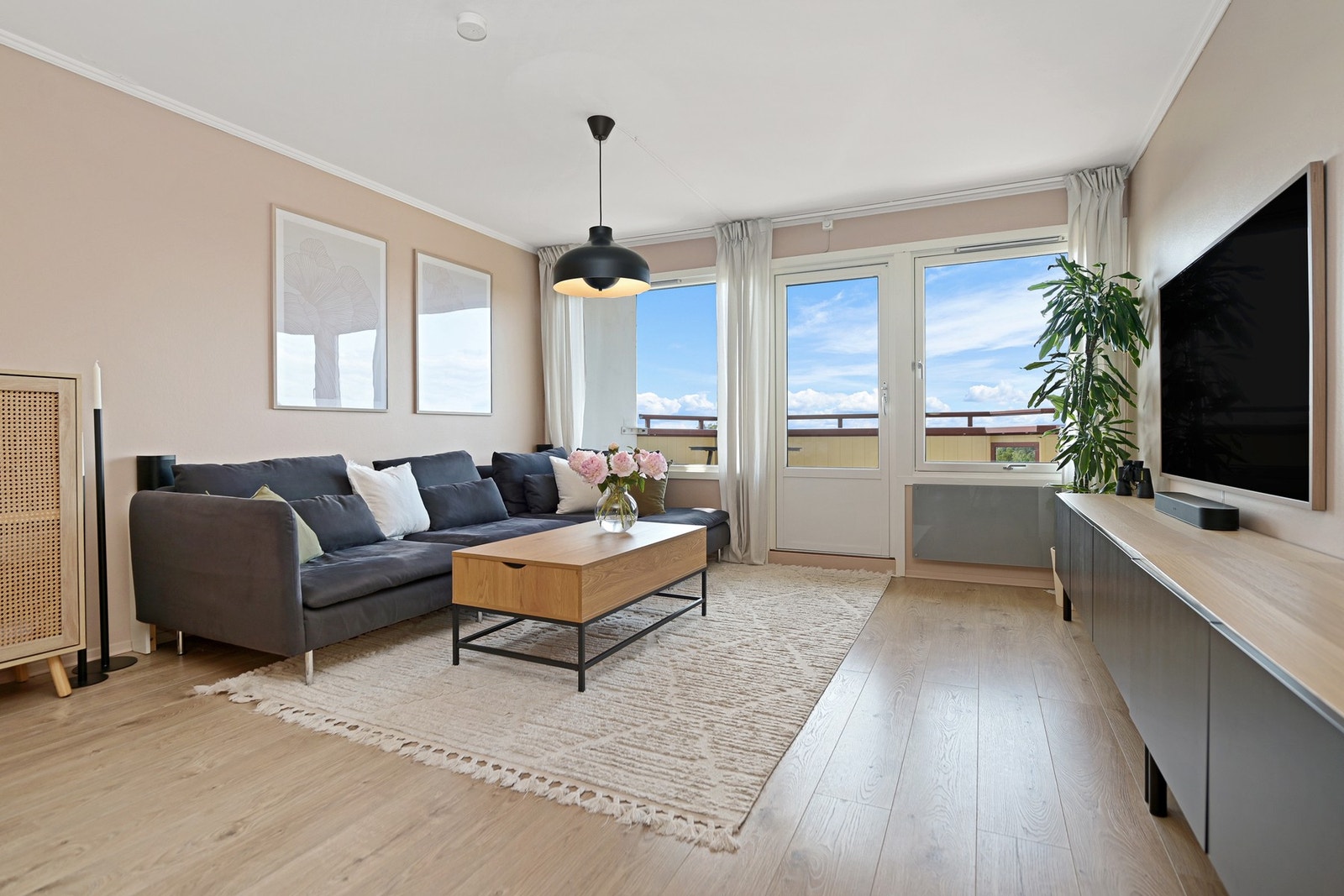 Her får du en romslig stue med store vindusflater som setter sitt preg på boligen og gir svært gode lysforhold. Galleribilde