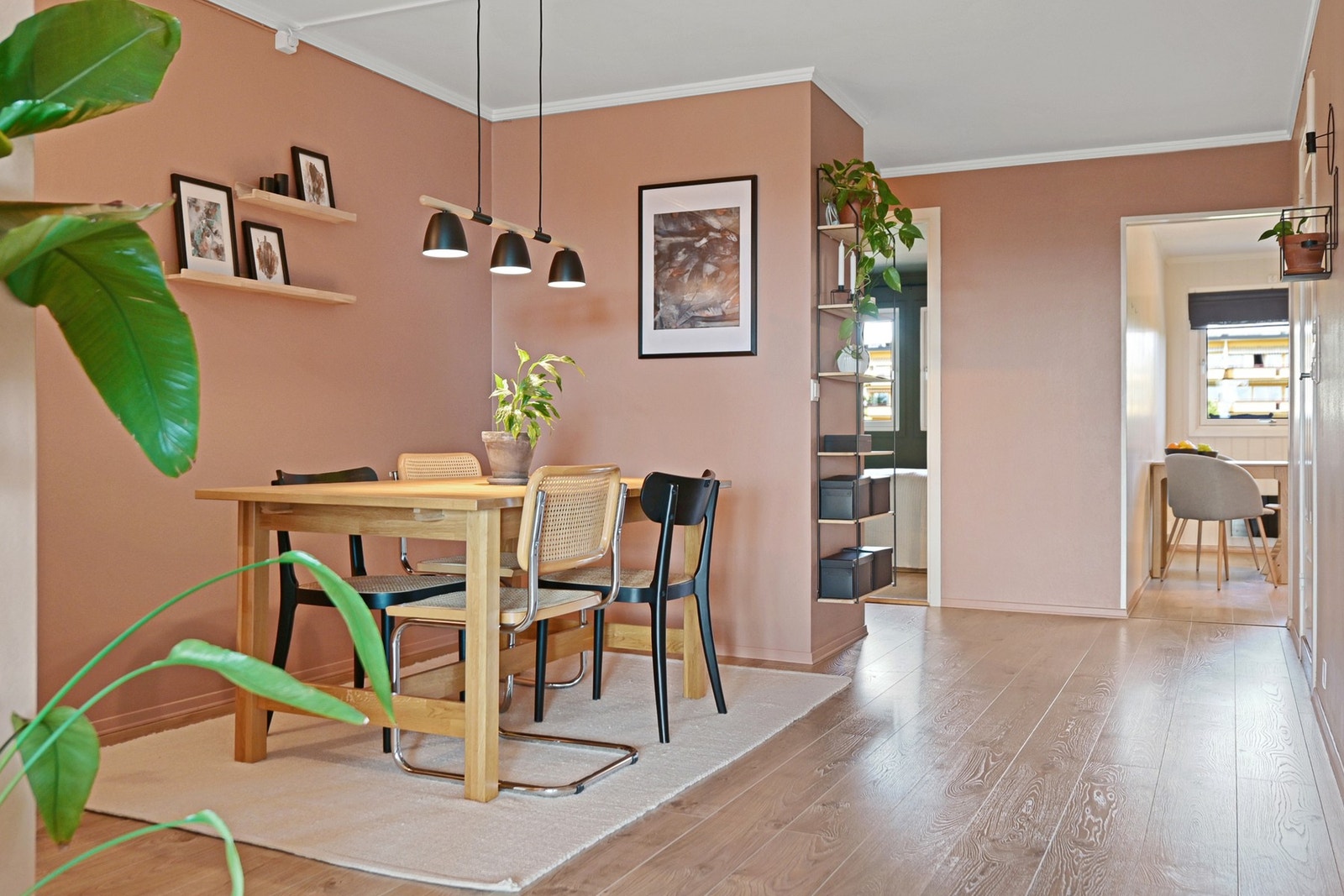 Leiligheten er oppusset og oppgradert i nyere tid og holder en moderne standard i alle rom. Galleribilde
