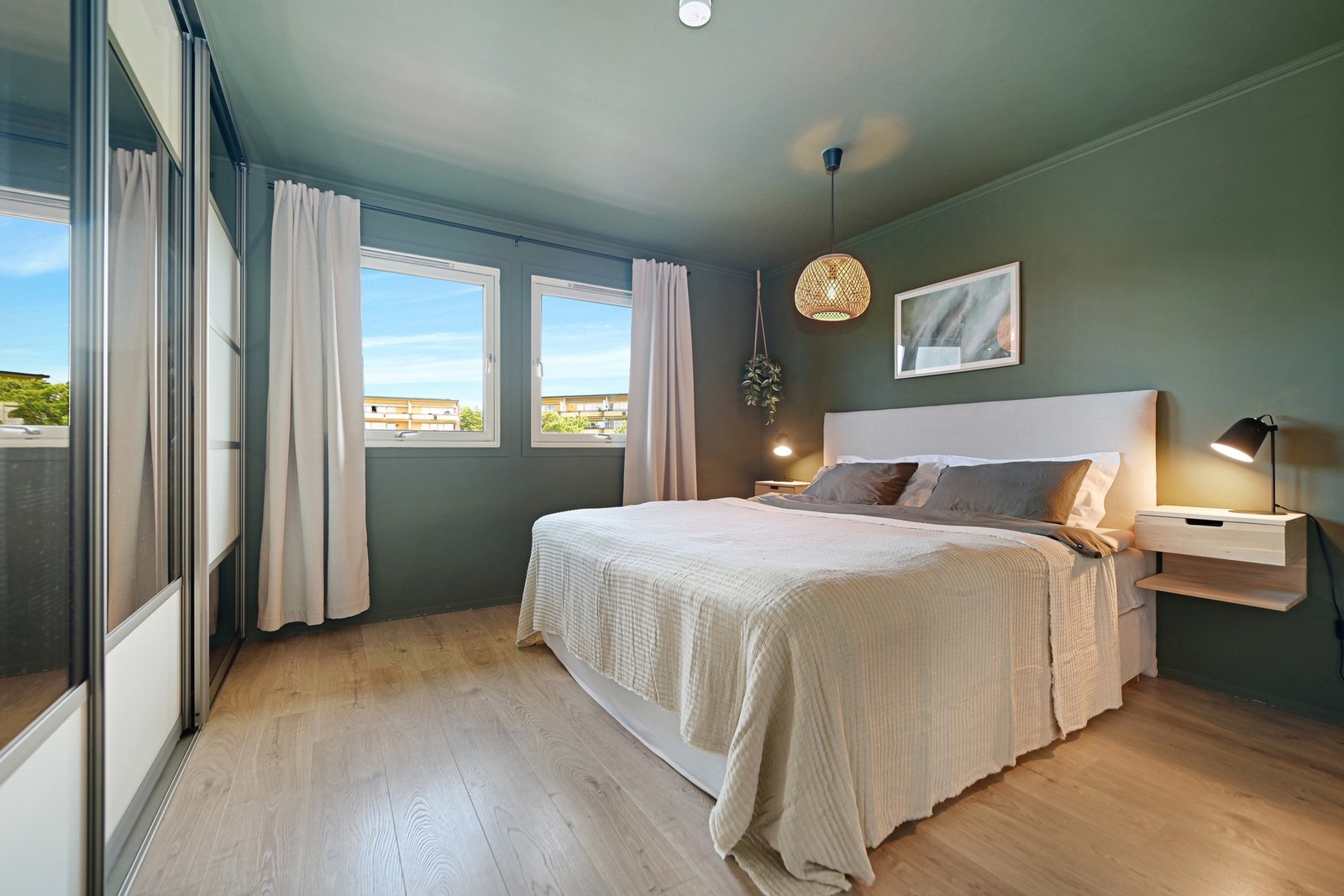 Leiligheten har opprinnelig 3 soverom, men nå er to av soverommene slått sammen til et stort hovedsoverom. Hovedsoverommet har god plass dobbeltseng og god plass til oppbevaring i stor skyvedørsgarderobe. Galleribilde