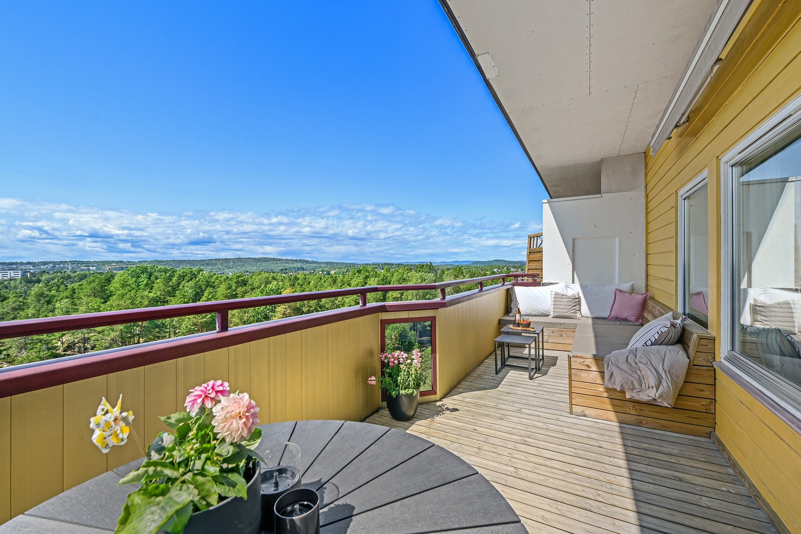 Fra stuen er det utgang til en vestvendt balkong på 15m² hvor man kan nyte sommerkvelder og den flotte utsikten. Galleribilde