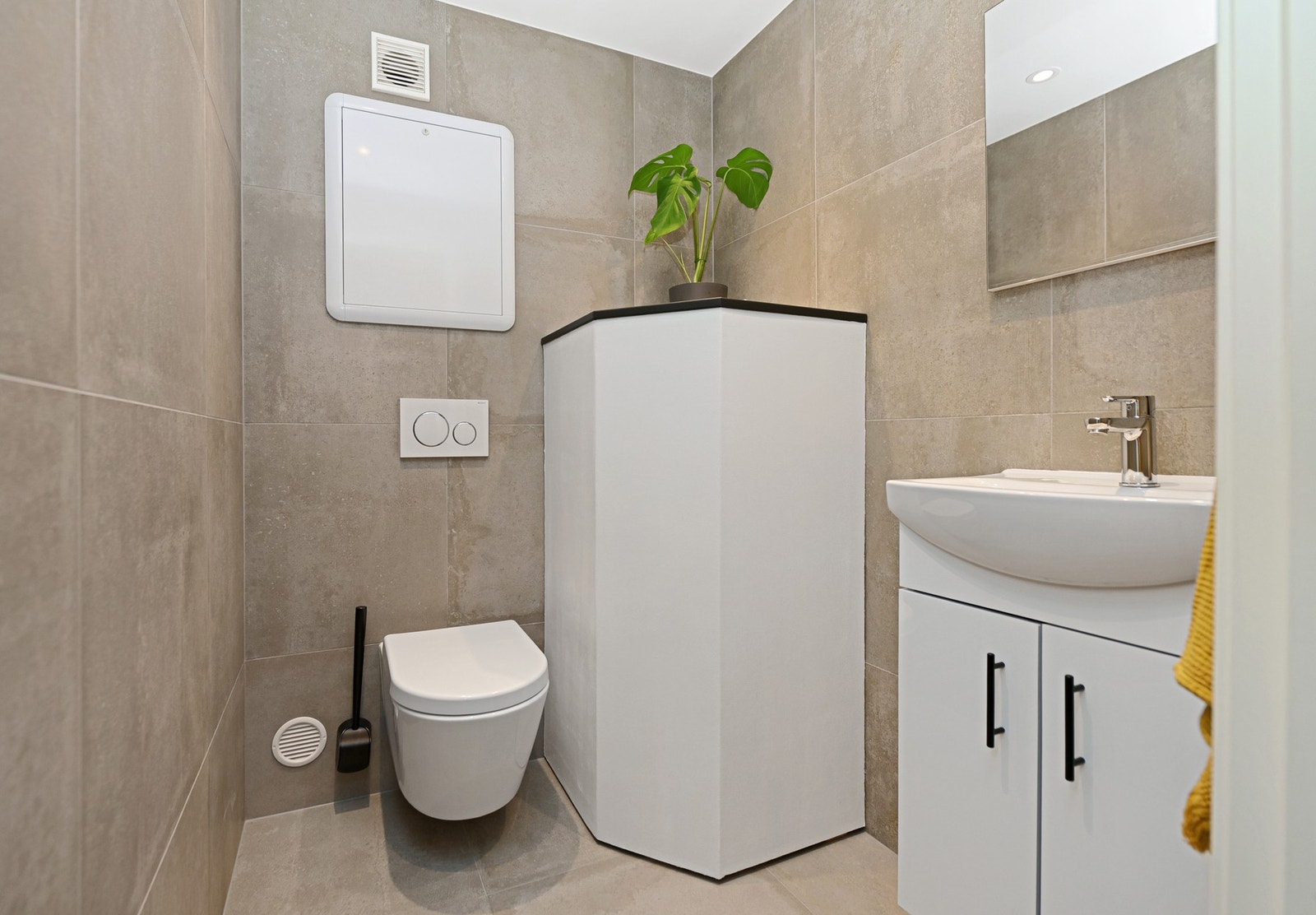Det todelte badet er en smart løsning, der man kan bruke badets fasiliteter uavhengig av hverandre. Det er eget praktisk toalettrom, og bad og vaskerom hver for seg. Galleribilde
