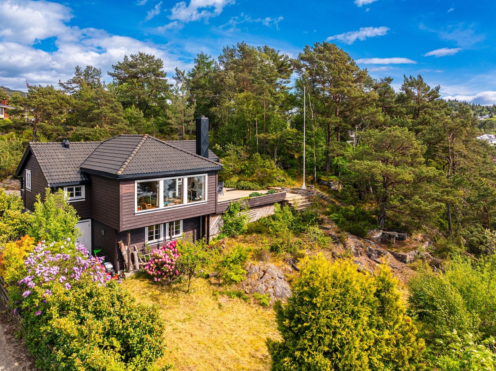 Hytten ligger i et område som er avsatt til boligformål i reguleringsplan og kommuneplan. Galleribilde