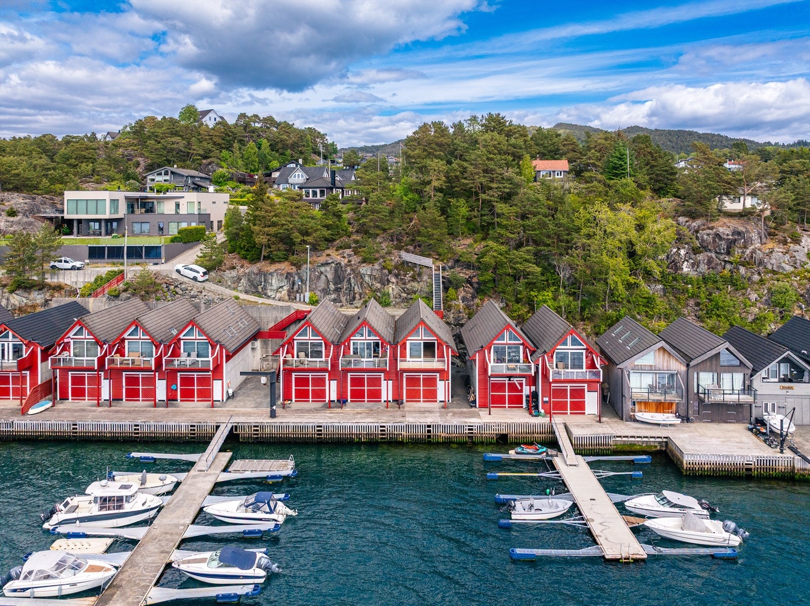 Fra hytten går det trapp ned til naustinngangen. Galleribilde
