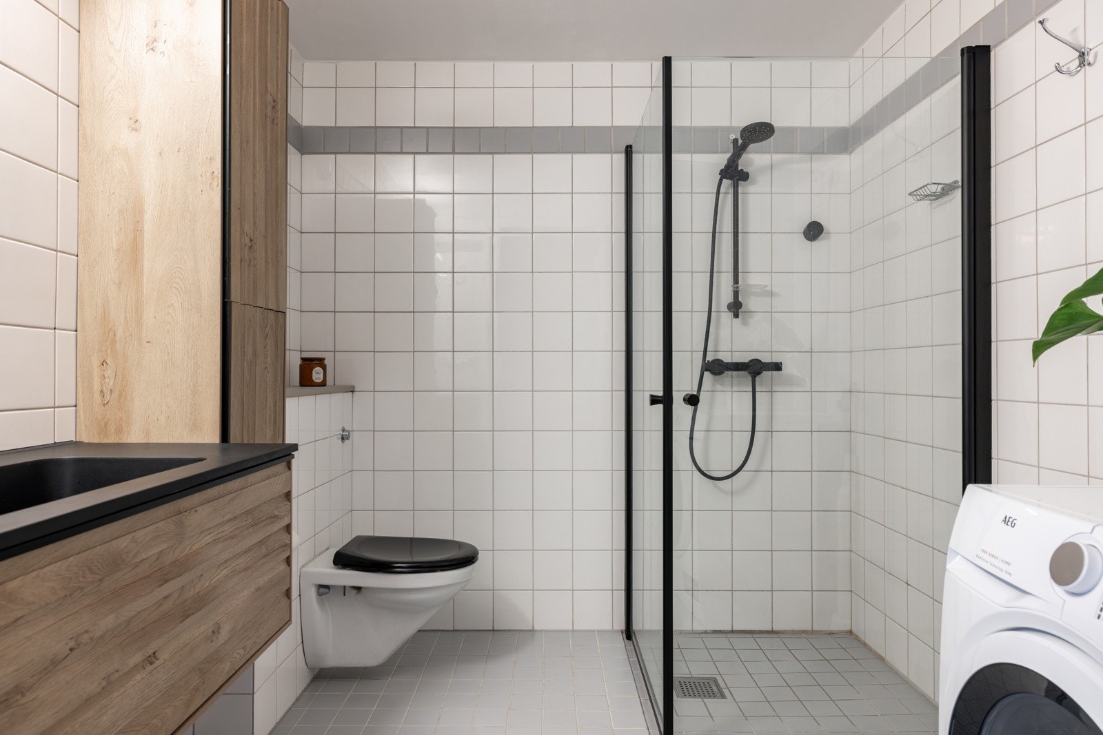 Delikat og flislagt baderom oppgradert i 2022 (ny servantinnredning, skap, dusjhjørne og dusjarmatur). Galleribilde