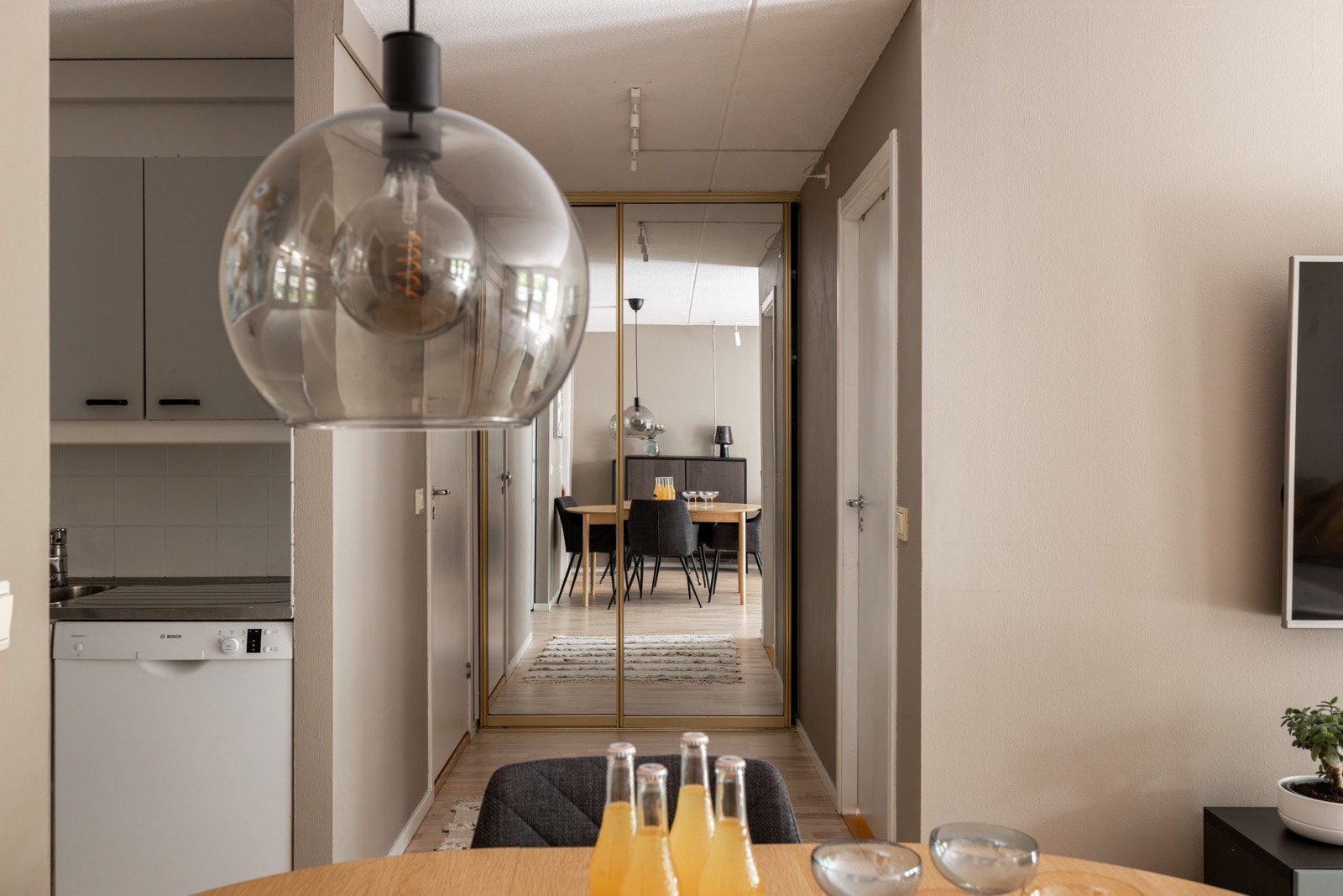 I 2022 ble benkeplaten behandlet, flisene og fronter malt, og byttet ut handtak på kjøkkeninnredningen. Galleribilde