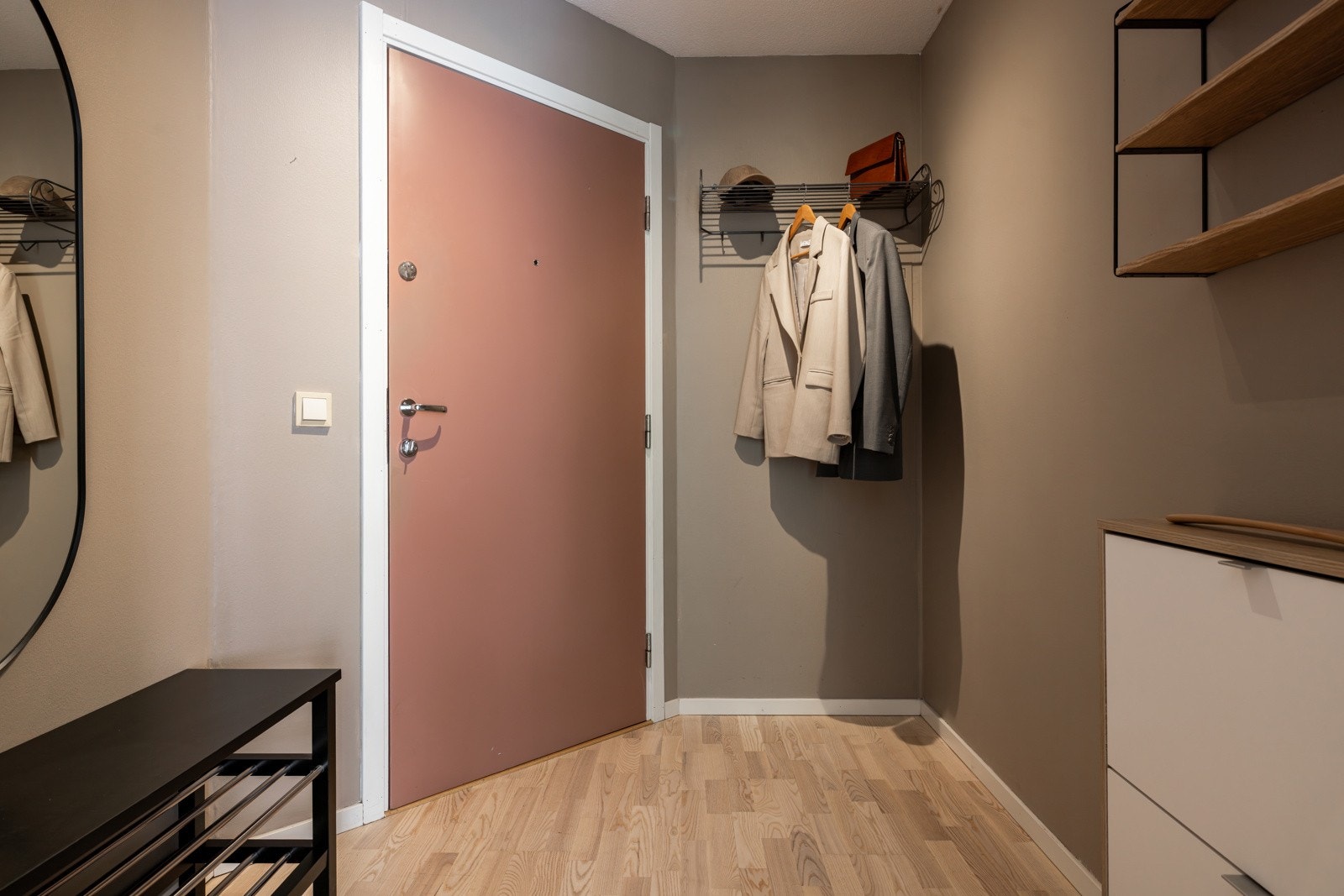 Hyggelig entré gir et godt førsteinntrykk av leiligheten. Galleribilde