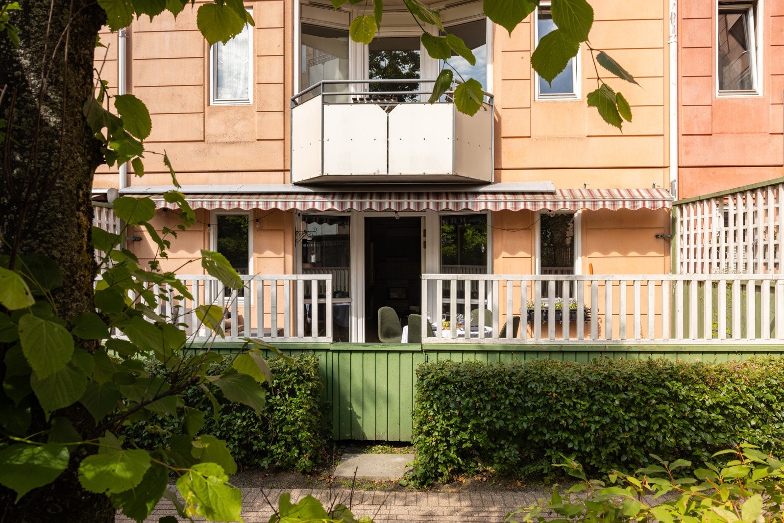 Leiligheten har en tilbaketrukket og skjermet beliggenhet. Galleribilde