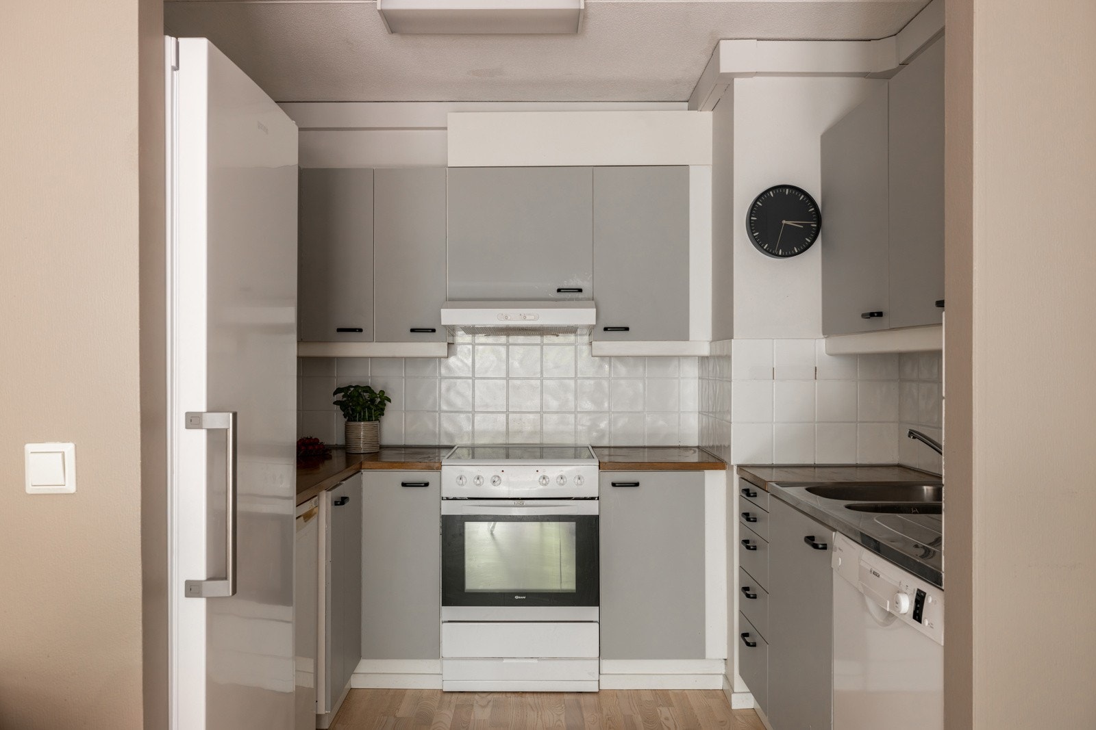 Pent kjøkken med god arbeidsflate og skapplass. Galleribilde