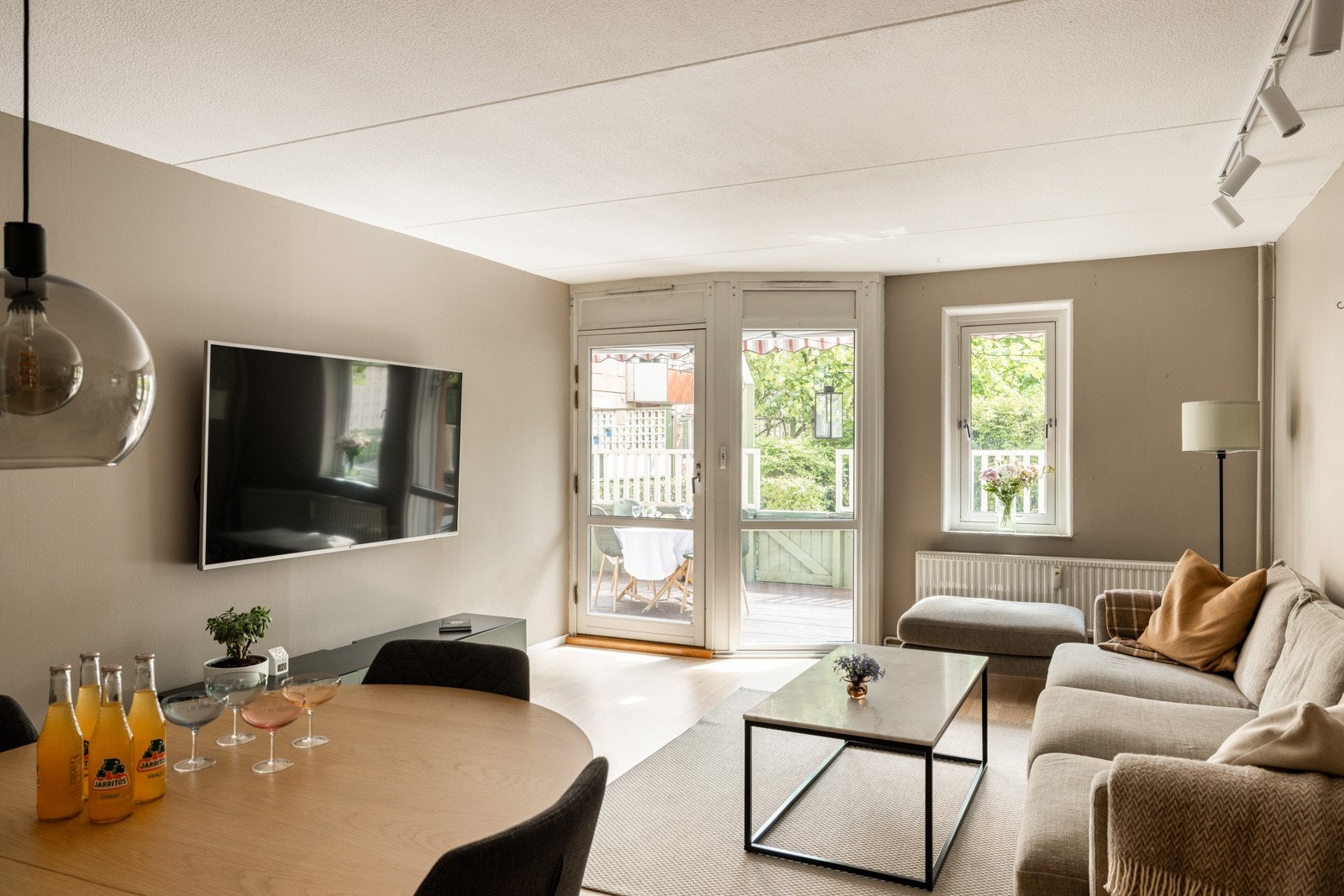 Hele leiligheten vender inn mot rolig bakgård, helt skjermet for trafikkstøy. Galleribilde