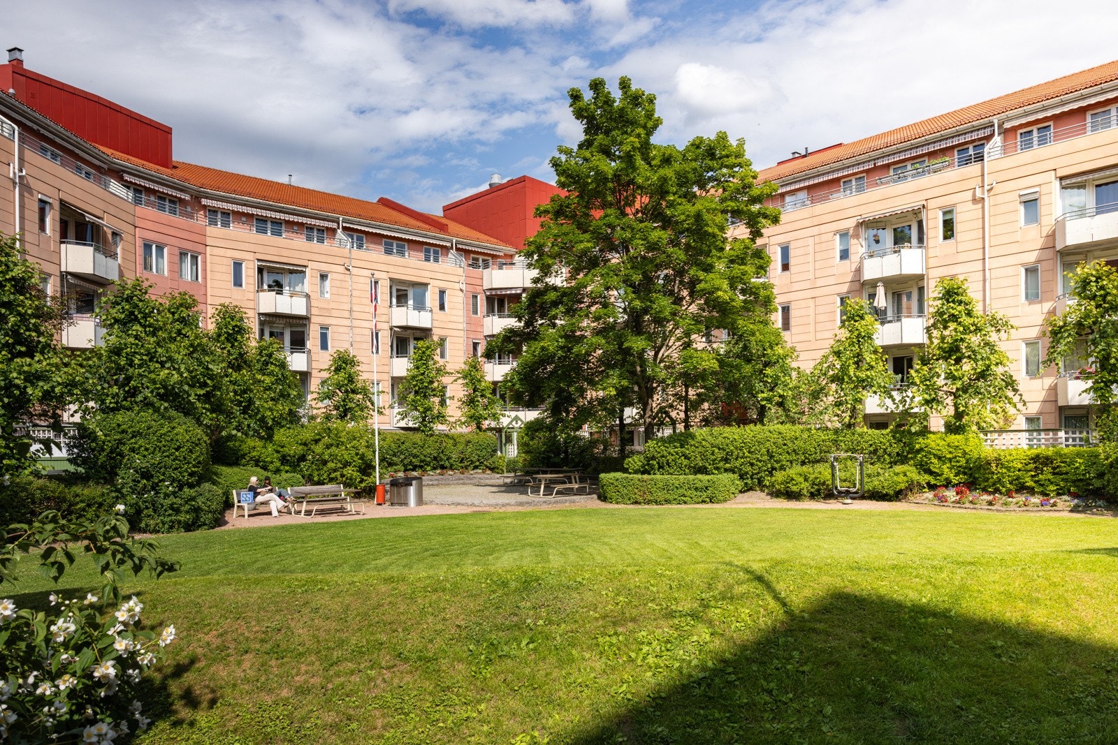 Sameiet byr på et frodig og idyllisk gårdsrom. Galleribilde