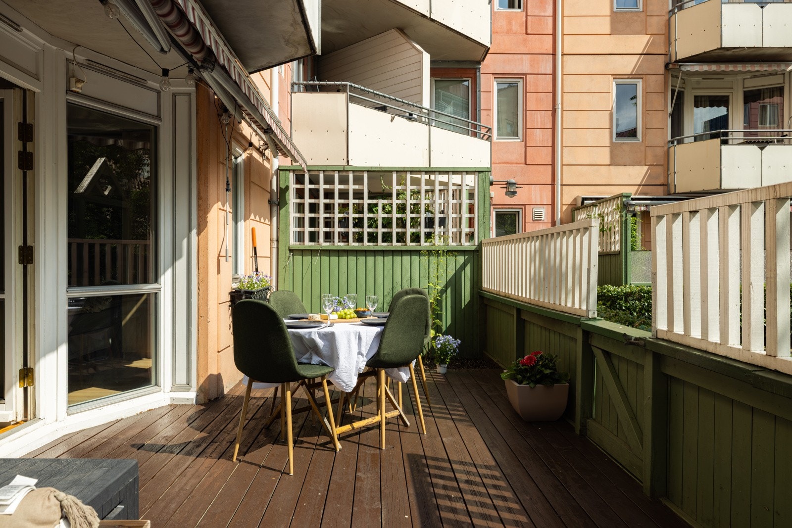 Uteplassen er utstyrt med stikkontakt og elektrisk markise. Galleribilde