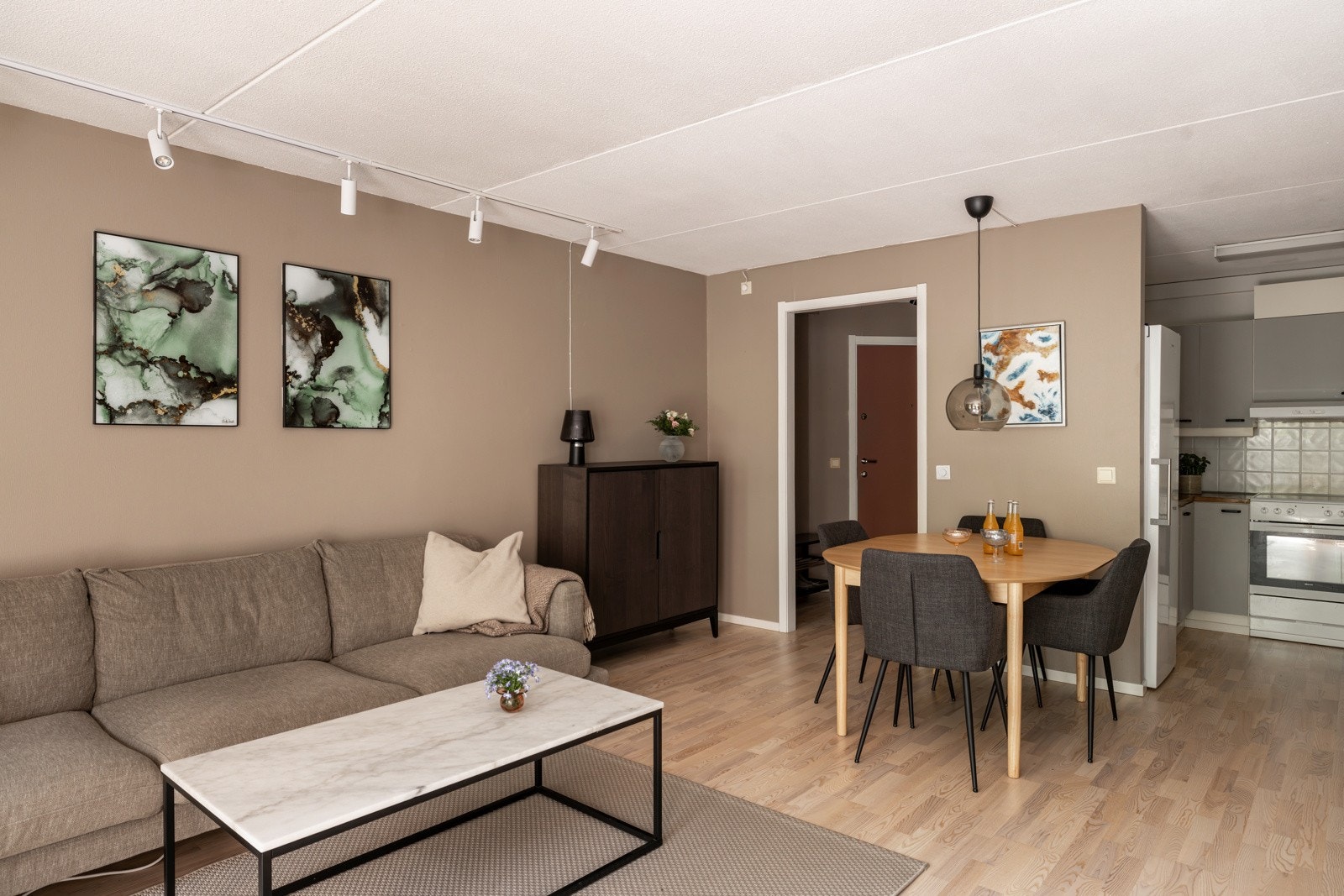 Lys og luftig stue med gode møbleringsmuligheter. Galleribilde