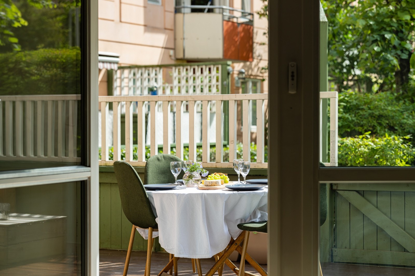 På varme sommerdager blir det naturlig å åpne glassdøren, så blir stuen forlenget med en herlig terrasse på 16kvm. Galleribilde