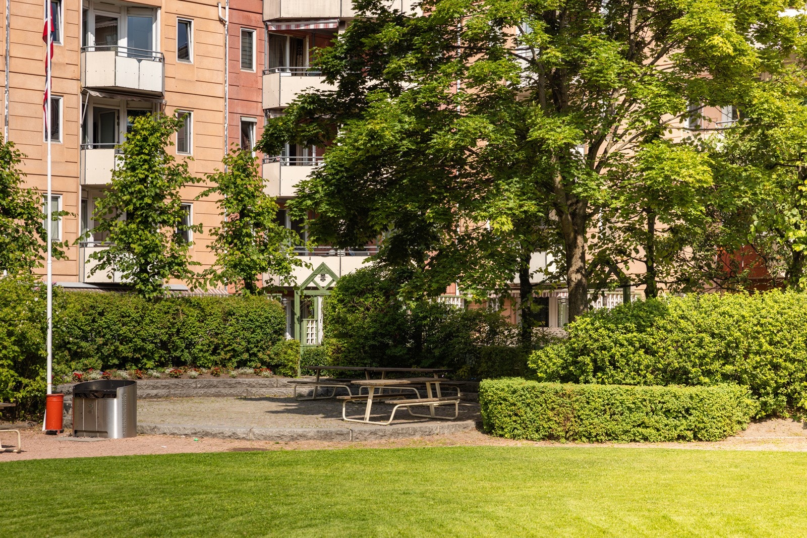 Her er det flere sittegrupper og felles grill. Galleribilde