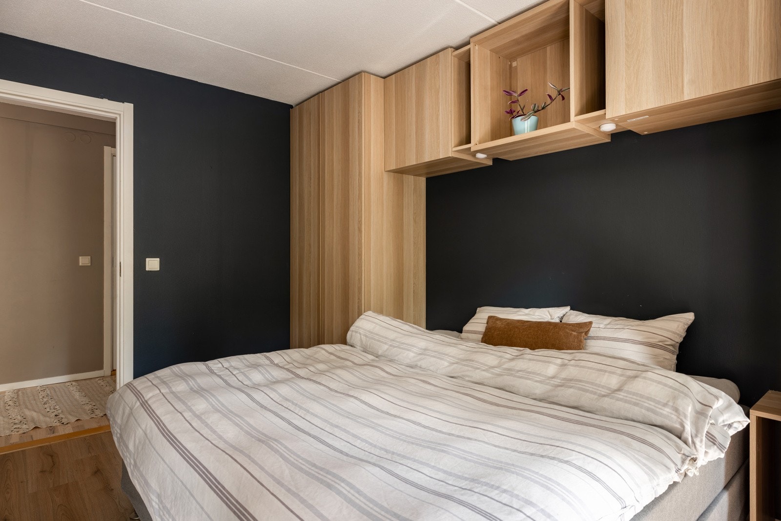 Plass til dobbeltseng, nattbord og annet møblement. Galleribilde