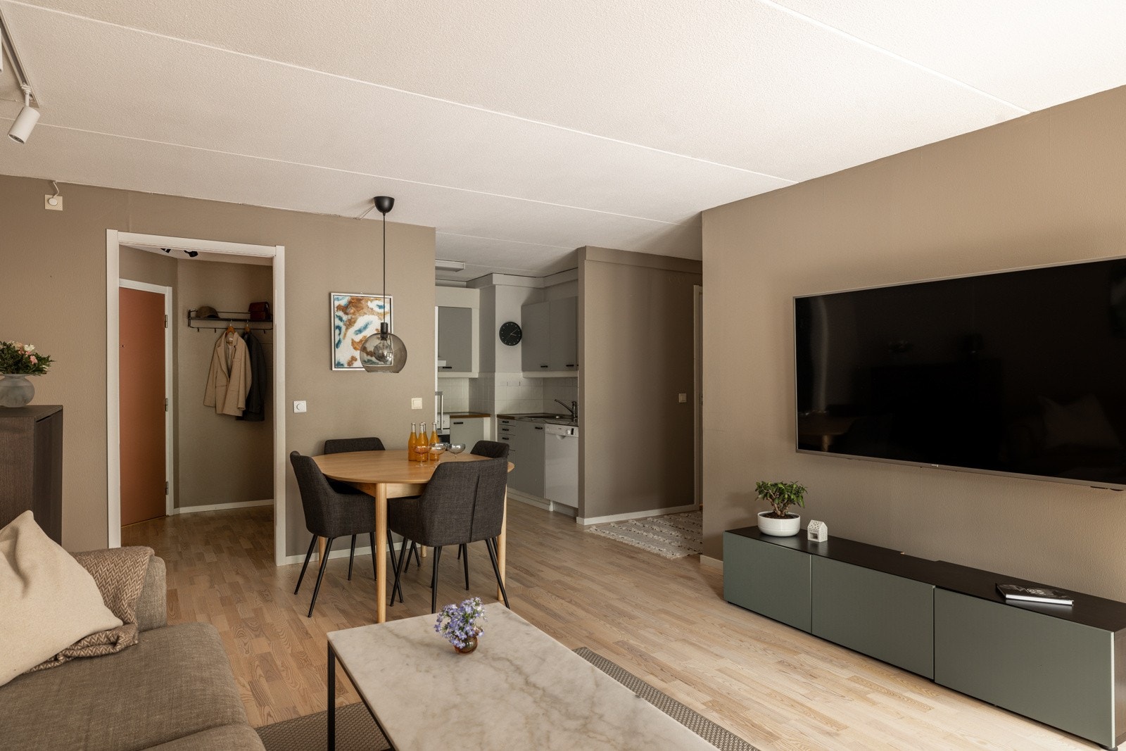 Det er plass til sofaseksjon med tilhørende møblement, samt spisebord for hyggelig sammenkomster. Galleribilde