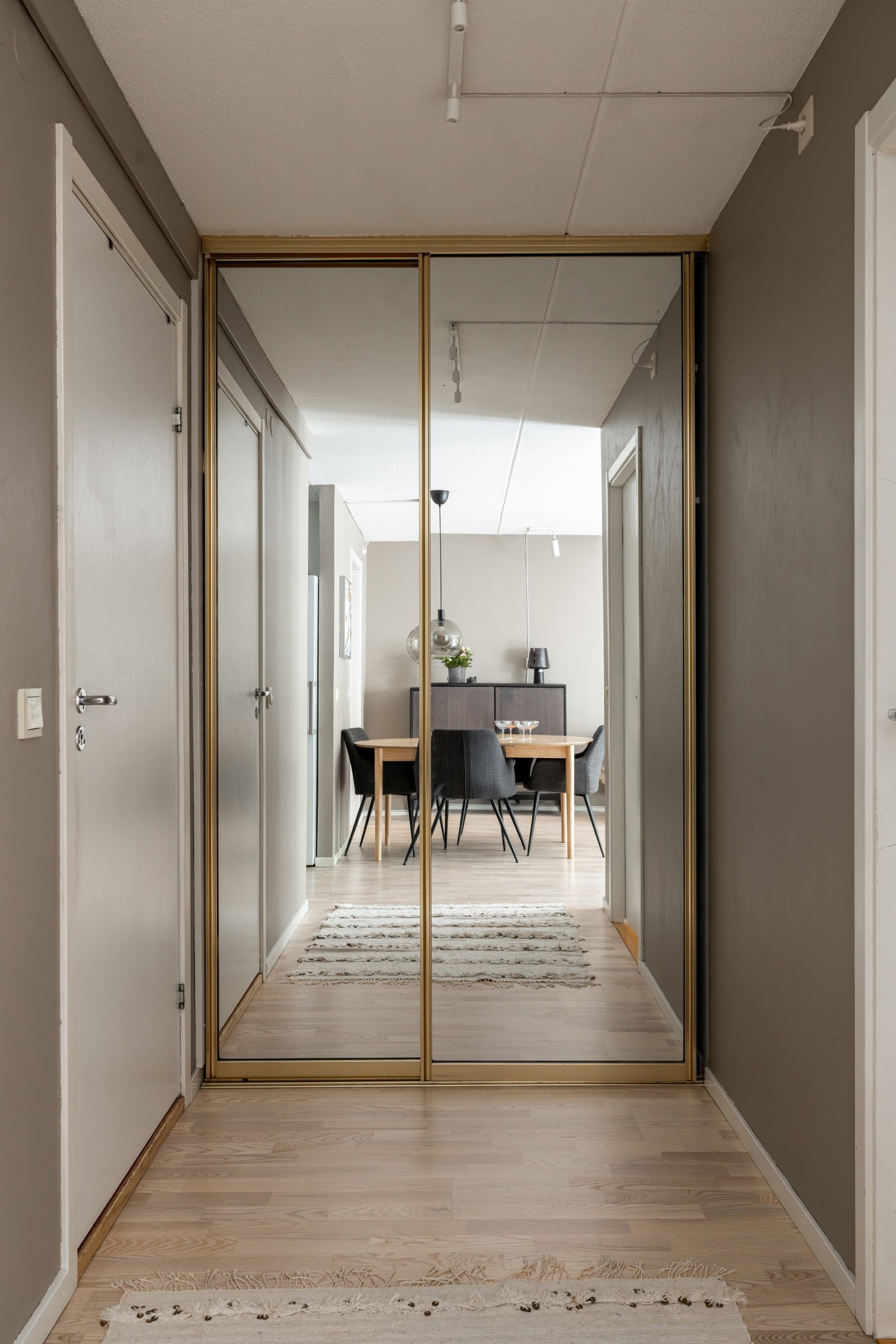 Garderobeskap med speilfronter. Galleribilde