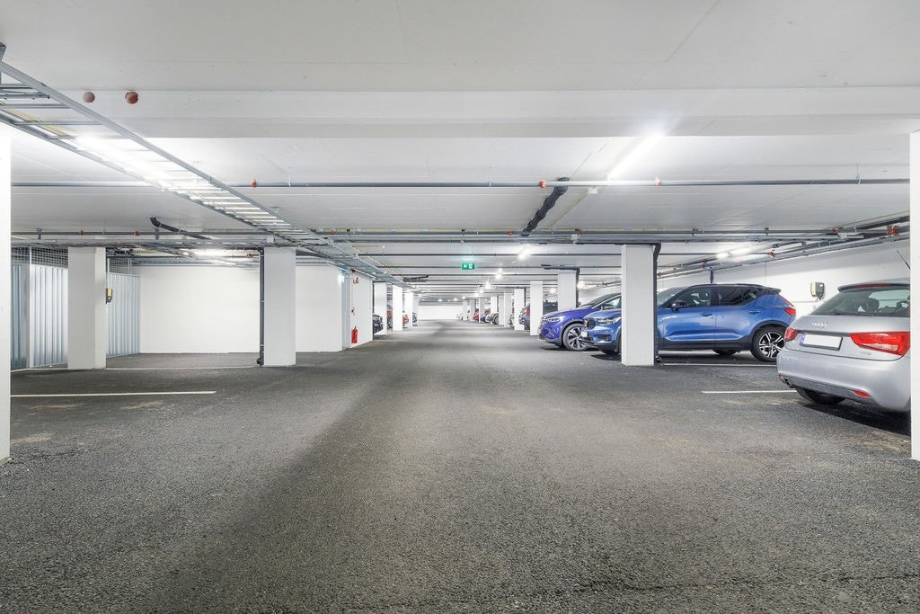 Lukket garasjeanlegg med mulighet for elbil-lading Galleribilde