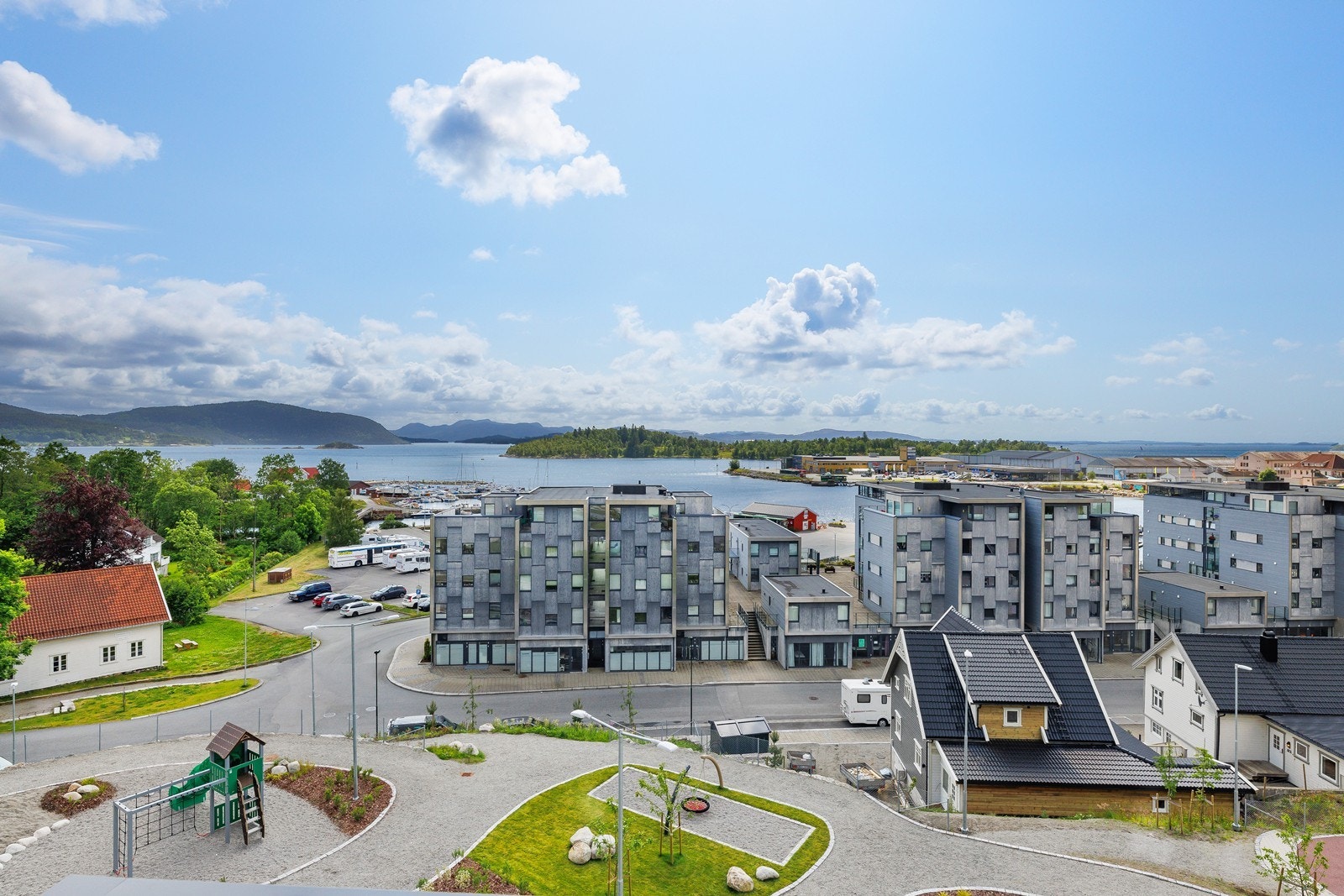 Direktørens Høyde ligger meget sentralt med kort gange til det meste man trenger i hverdagen! Galleribilde