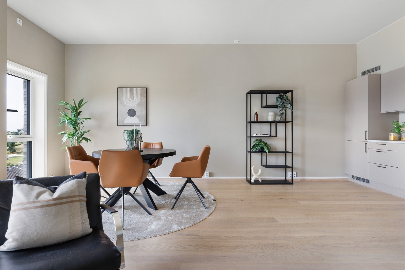 Leiligheten holder en god standard og er innredet med innbydende innredning i delikate farger Galleribilde