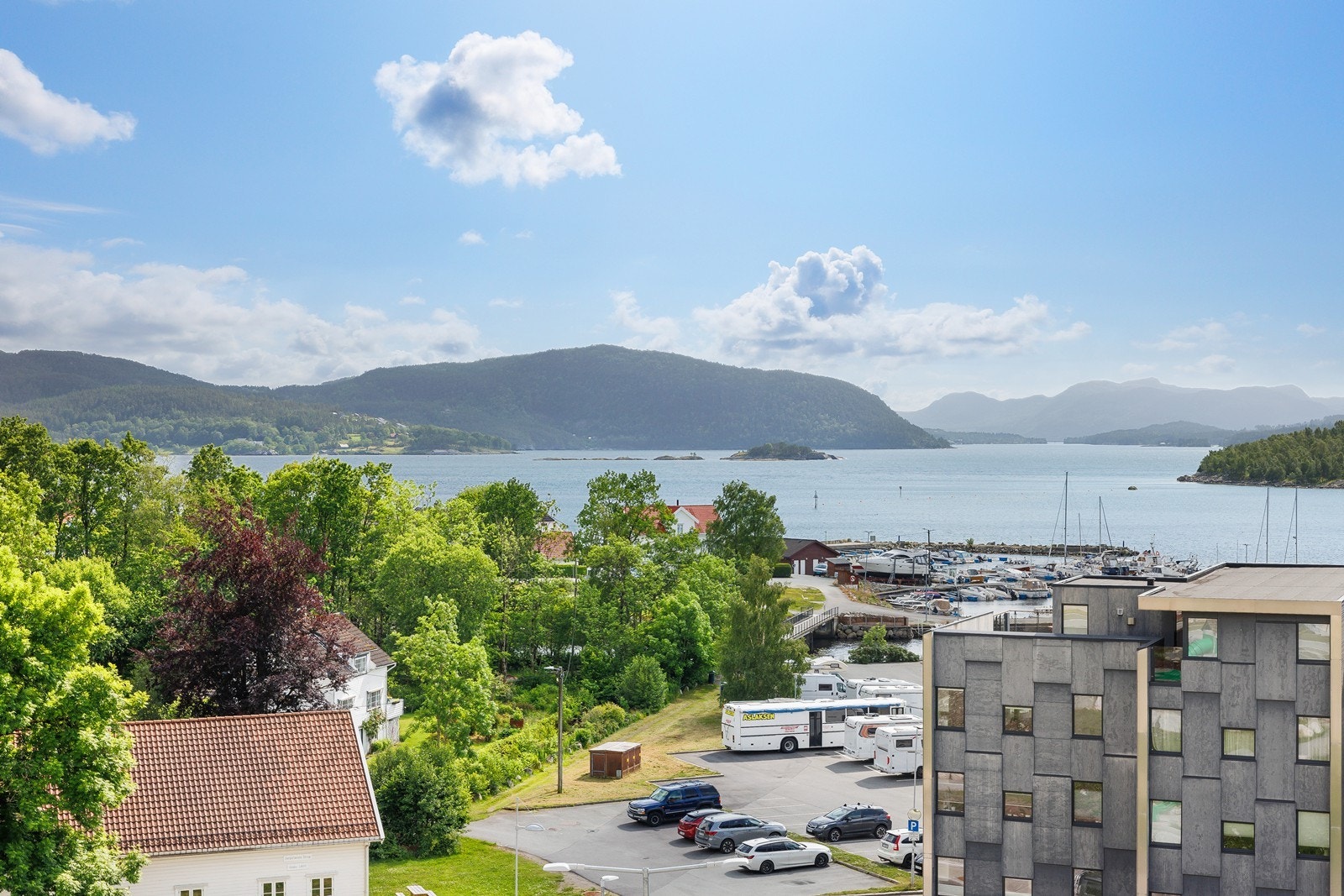 Man har flotte turområde like utenfor døra med både Jørpelandsholmen, skog og mark tett på! Galleribilde