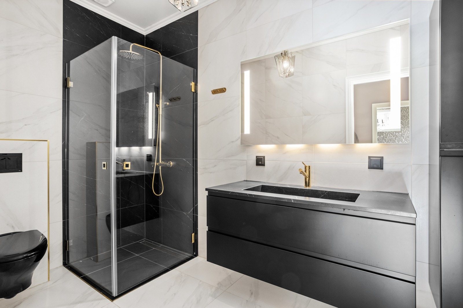 I 1. etg har du et delikat, flislagt bad m// varmekabler. Galleribilde