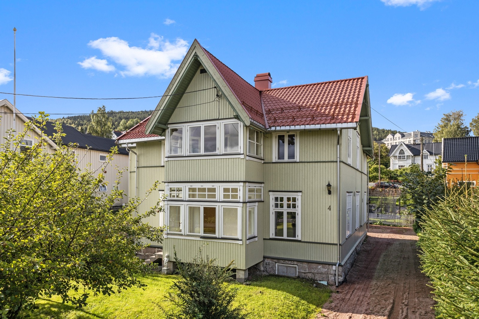 Eiendommen har en flott internbeliggenhet i nabolaget. Videre er det mange muligheter i uthus/garasje og grillhytte i hagen Galleribilde