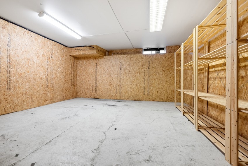 I kjelleren er det en stor bod på ca 20 kvm. Galleribilde