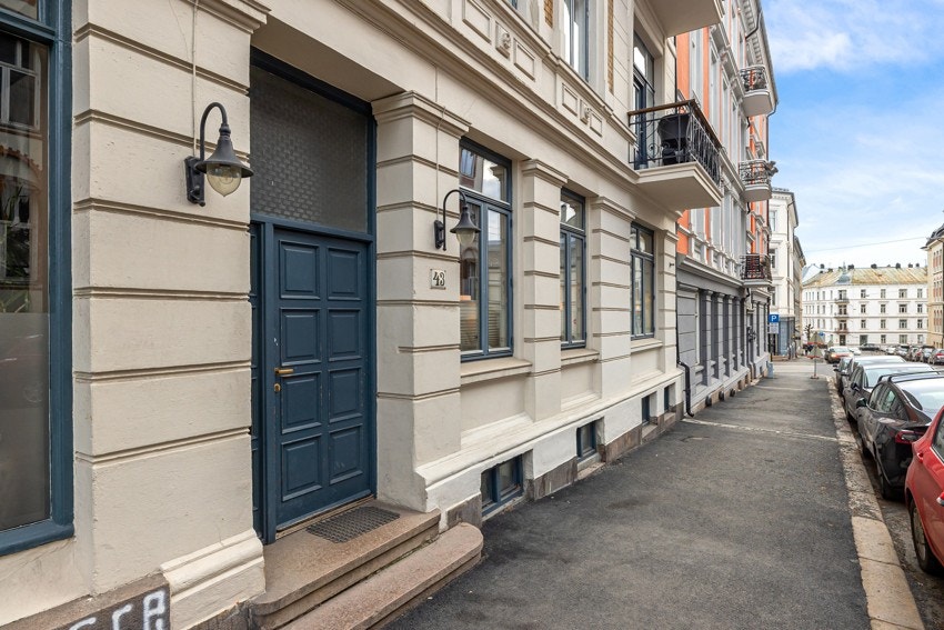 Suveren beliggenhet med umiddelbar nærhet til det meste av servicetilbud i nærområdet, samt offentlig kommunikasjon i bl.a Briskebyveien, Skovveien og Frognerveien. Galleribilde