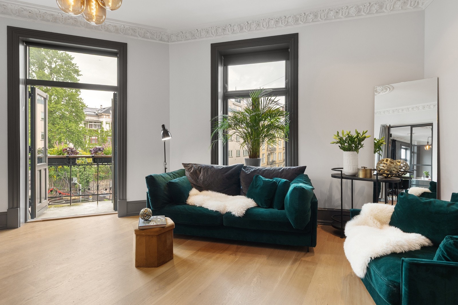 Lys og hyggelig hjørnestue med peis og utgang balkong. Galleribilde