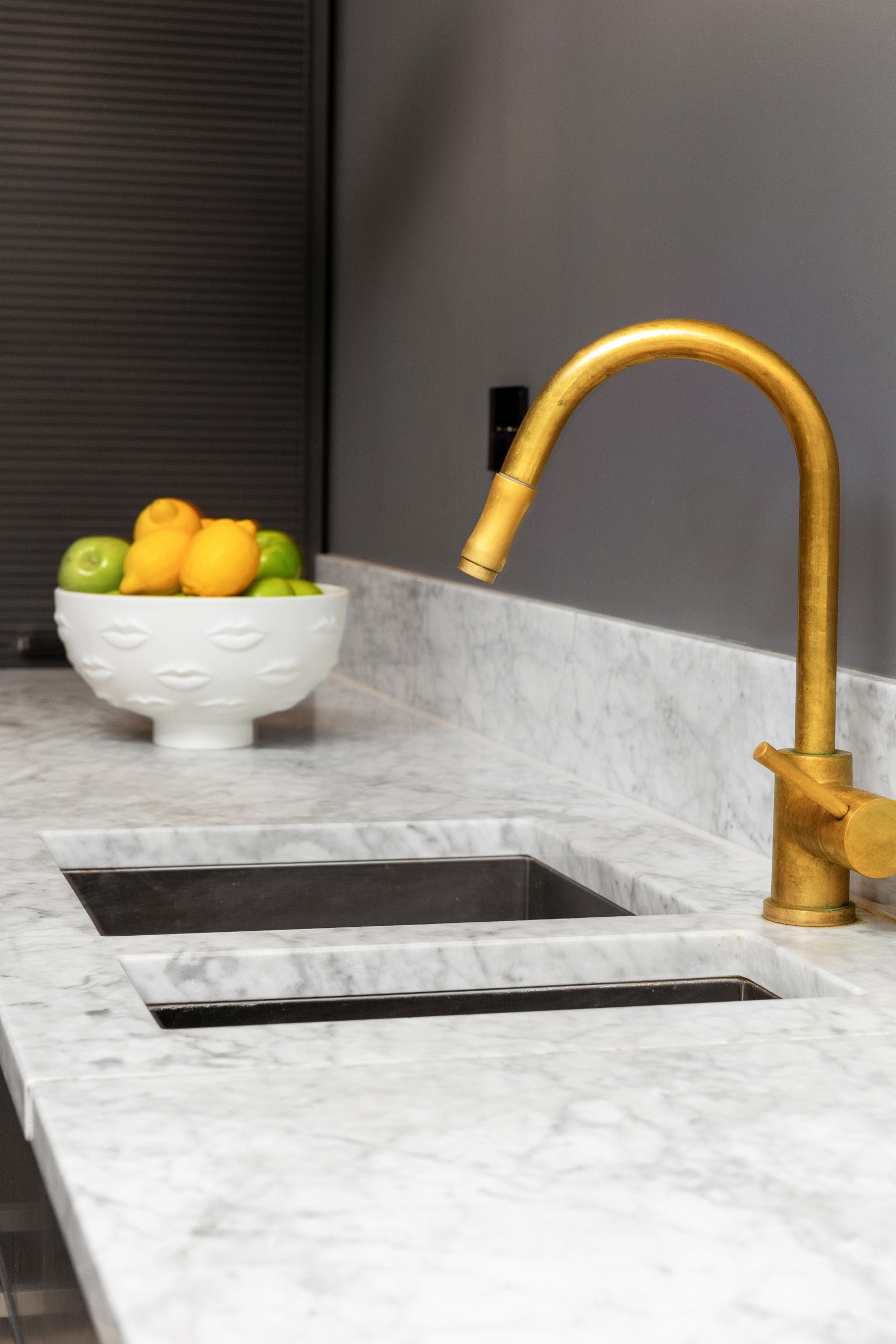 Underlimet kum, marmor benkeplate med marmor oppkant og kjøkkenøy. Pup up stikk i benkeplate. Galleribilde