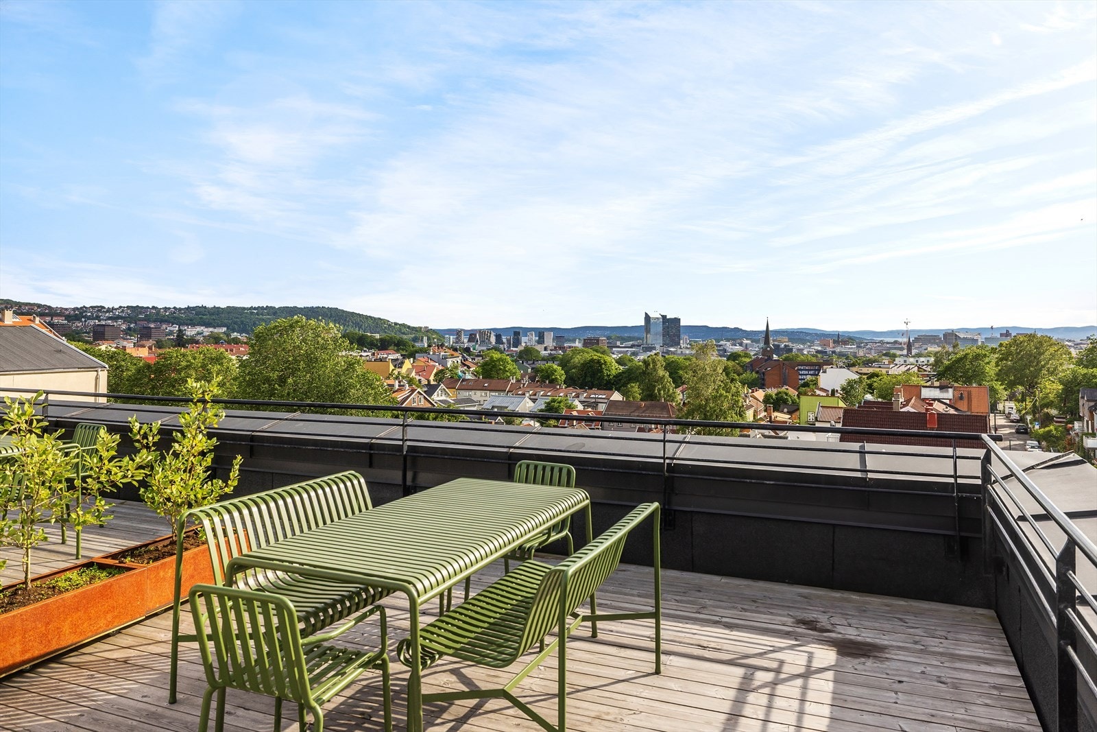 ....og kun en etasje opp fra leiligheten har du tilgang til en stor felles takterrasse med eksepsjonell utsikt over Oslo, og sol fra morgen til kveld - Galleribilde