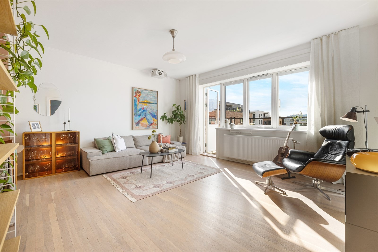 - God tilførsel av naturlig lys gjennom store vindusflater - Galleribilde