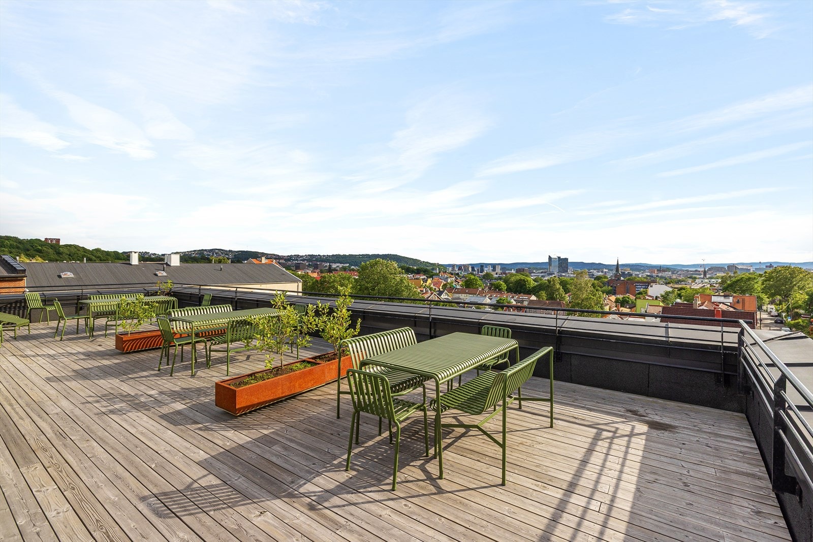 - Meget solrik takterrasse tilgjengelig for beboerne. Terrassen har flere soner hvor du kan samle familie og venner. Her er det også gassgrill til felles bruk - Galleribilde